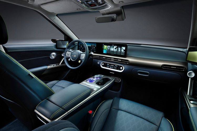 Mặt trong của quả cầu pha lê được khắc lazer với sự giải thích độc đáo của chữ ký thiết kế Genesis G-Matrix. Genesis cho biết thêm rằng bộ cần số này đã được đánh giá kỹ lưỡng thông qua thử nghiệm trong môi trường nhiệt độ cao và thấp.