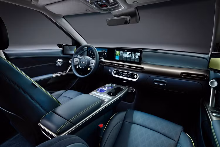 Mặt trong của quả cầu pha lê được khắc lazer với sự giải thích độc đáo của chữ ký thiết kế Genesis G-Matrix. Genesis cho biết thêm rằng bộ cần số này đã được đánh giá kỹ lưỡng thông qua thử nghiệm trong môi trường nhiệt độ cao và thấp.