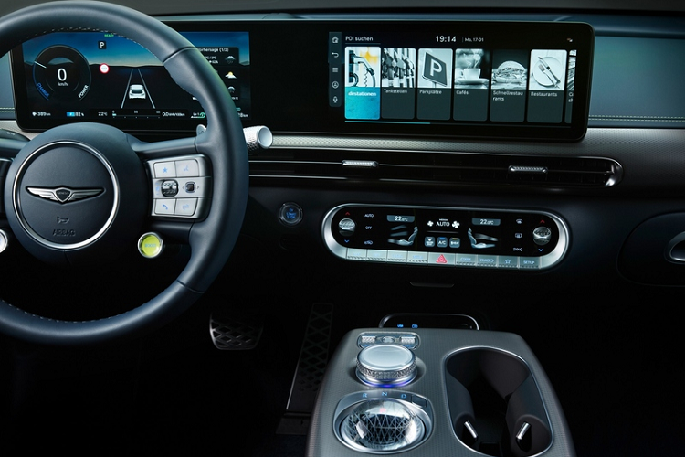 Trong khi đó, phiên bản dẫn động 4 bánh có đến hai mô-tơ điện gắn ở cầu trước và cầu sau, cho ra tổng công suất 313 mã lực và 605 Nm momen xoắn. Theo Genesis, phạm vi di chuyển tối đa của hai phiên bản này lần lượt là 451 km và 400 km.