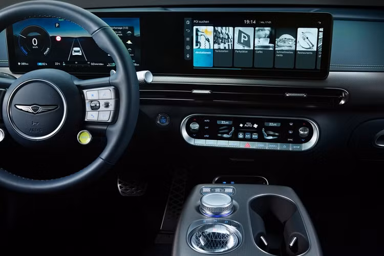 Trong khi đó, phiên bản dẫn động 4 bánh có đến hai mô-tơ điện gắn ở cầu trước và cầu sau, cho ra tổng công suất 313 mã lực và 605 Nm momen xoắn. Theo Genesis, phạm vi di chuyển tối đa của hai phiên bản này lần lượt là 451 km và 400 km.