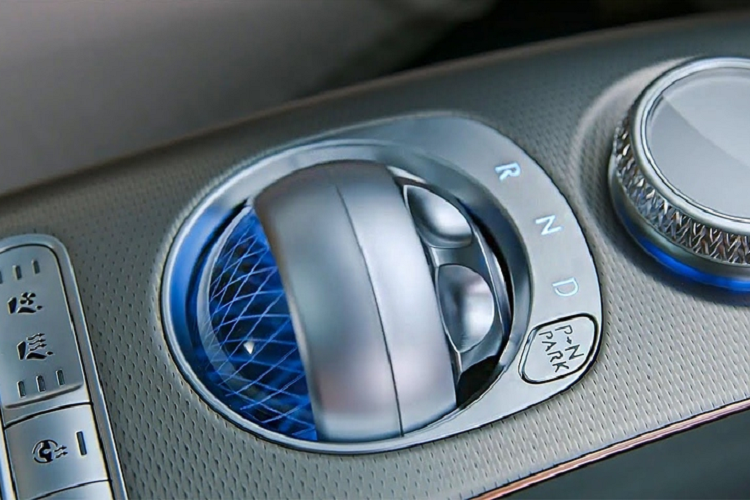 Bộ điều khiển này sẽ tạo ra độ rung nhẹ khi tài xế chọn số. Theo Genesis, cần số dạng quả cầu pha lê trên GV60 cũng là một tính năng quan trọng có nhiệm vụ cảnh báo tài xế nếu xe khởi động hoặc tắt máy.