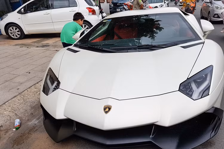 Mới đây, những người yêu xe tại Đà Nẵng đã khá tiếc nuối khi chỉ được ngắm siêu xe Ferrari F8 Tributo của Cường Đô la được mang ra đây dạo chơi trước khi vận chuyển về lại Sài Gòn. Trước khi Ferrari F8 Tributo chuẩn bị lên đường Nam tiến, một chiếc Lamborghini Aventador LP700-4 độ khủng khác từ Hà Nội đã được vận chuyển vào Đà Nẵng.