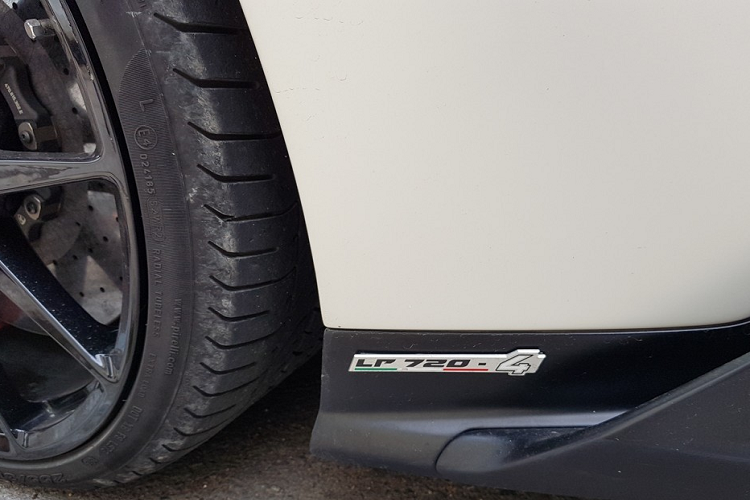 Đây hiện là chiếc siêu xe Lamborghini Aventador LP700-4 tại Việt Nam mang gói độ body kit LP720-4 50º Anniversario. Siêu bò đã được vận chuyển về Đà Nẵng được 2 ngày và thông tin ban đầu cho biết xe sẽ về Huế định cư. Như vậy, chiếc Lamborghini Aventador LP700-4 này cũng không "làm dâu" Đà thành.