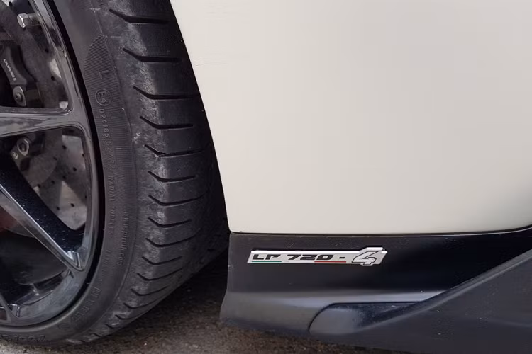 Đây hiện là chiếc siêu xe Lamborghini Aventador LP700-4 tại Việt Nam mang gói độ body kit LP720-4 50º Anniversario. Siêu bò đã được vận chuyển về Đà Nẵng được 2 ngày và thông tin ban đầu cho biết xe sẽ về Huế định cư. Như vậy, chiếc Lamborghini Aventador LP700-4 này cũng không "làm dâu" Đà thành.