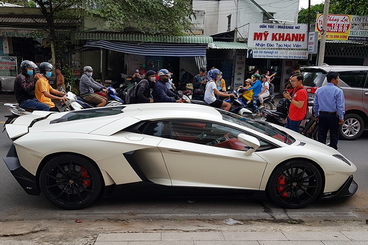 Động cơ này kết hợp cùng hộp số tự động 7 cấp ISR và hệ dẫn động 4 bánh, nhờ đó, siêu xe Lamborghini Aventador LP700-4 độ body kit LP720-4 50º Anniversario độc nhất vô nhị ở Việt Nam chỉ mất thời gian 2,9 giây để tăng tốc lên 100 km/h từ vị trí xuất phát trước khi đạt vận tốc tối đa 350 km/h.