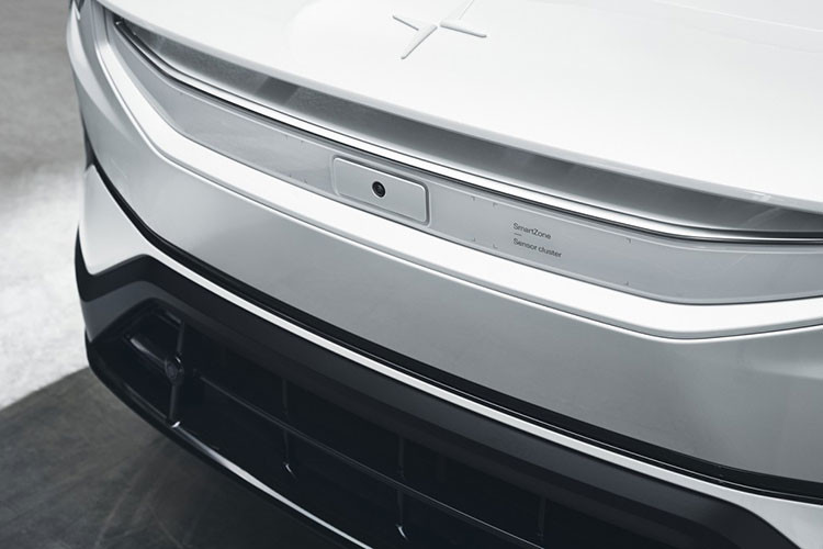 Polestar 3 có hệ số cản là 0,29 - một con số không cao nếu như so với với một số mẫu xe điện khác như Mercedes-Benz EQS (0,20), Tesla Model X (0,24) hay BMW iX (0,25). Tuy nhiên, Polestar 3 lại có ưu thế khi đua đường dài nhờ vào cụm pin có dung lượng lớn nhất phân khúc.