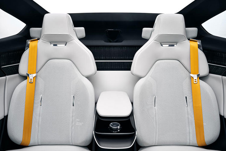 Tương tự ngoại thất, khoang cabin của Polestar 3 cũng được thiết kế theo phong cách tối giản. Nổi bật tại khu vực taplo là màn hình giải trí trung tâm có kích thước khổng lồ, lên tới 14,5 inch, tích hợp Apple Carplay và Android Auto.