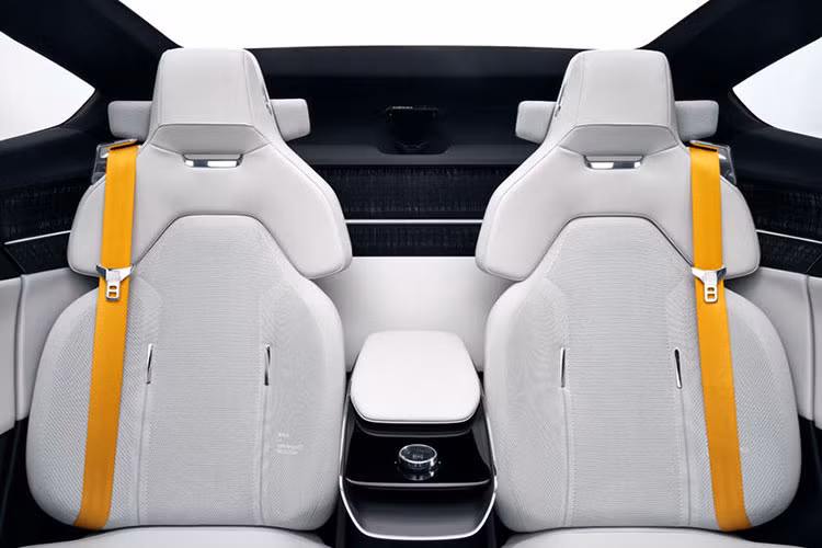 Tương tự ngoại thất, khoang cabin của Polestar 3 cũng được thiết kế theo phong cách tối giản. Nổi bật tại khu vực taplo là màn hình giải trí trung tâm có kích thước khổng lồ, lên tới 14,5 inch, tích hợp Apple Carplay và Android Auto.