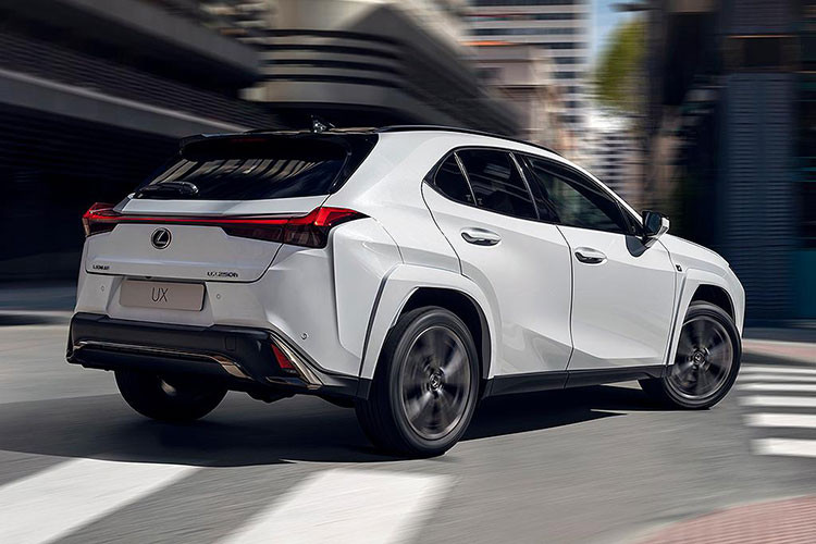 Một số trang bị hiện đại khác cũng được nâng cấp cho mẫu xe Lexus UX 300e 2023 bản nâng cấp như: sạc không dây, cổng kết nối USB-C, đèn LED nội thất cũng được Lexus bổ sung trên mẫu SUV thuần điện này.
