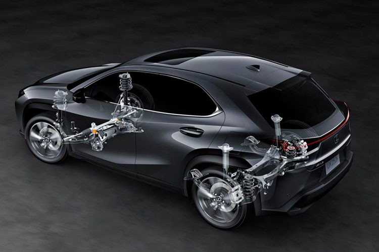 Cụm pin lớn hơn giúp Lexus UX 300e 2023 tăng phạm vi di chuyển với mỗi lần sạc đầy từ 315km trước đây lên 450km với mức tiêu thụ điện năng trung bình 16,9 kWh/100km.