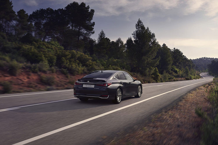 Đáng tiếc là động cơ của Lexus LS 2023 ở thị trường Nhật Bản không có gì thay đổi. Xe vẫn có 2 tùy chọn động cơ và hệ dẫn động cầu trước hoặc 4 bánh. Thứ nhất là động cơ xăng V6, tăng áp kép, dung tích 3.5L. Thứ hai là hệ truyền động hybrid với động cơ xăng V6, dung tích 3.5L và mô-tơ điện.