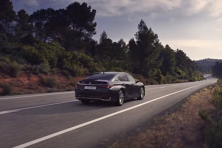 Đáng tiếc là động cơ của Lexus LS 2023 ở thị trường Nhật Bản không có gì thay đổi. Xe vẫn có 2 tùy chọn động cơ và hệ dẫn động cầu trước hoặc 4 bánh. Thứ nhất là động cơ xăng V6, tăng áp kép, dung tích 3.5L. Thứ hai là hệ truyền động hybrid với động cơ xăng V6, dung tích 3.5L và mô-tơ điện.