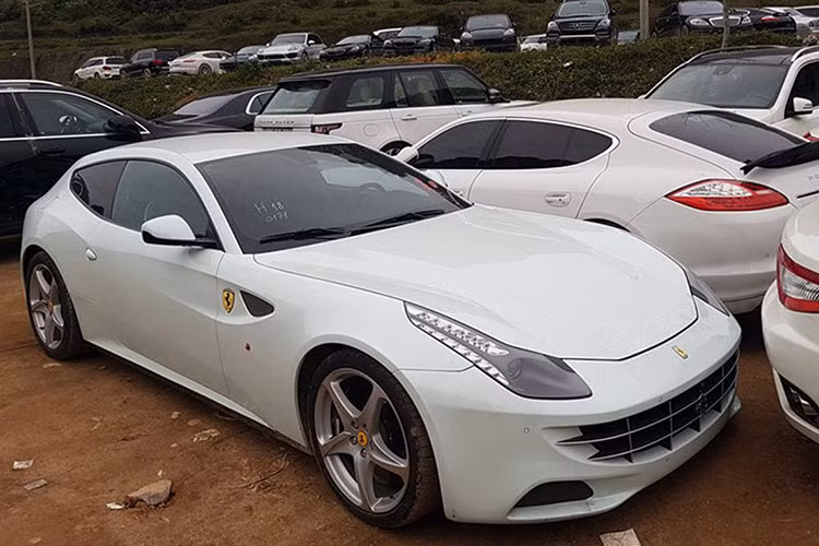 Cách đây 10 năm, giới mê xe Việt Nam liên tiếp đón nhiều siêu xe triệu đô khủng xuất hiện tại các cửa khẩu ở phía Bắc nước ta như Cao Bằng hay Quảng Ninh và cảng biển có Hải Phòng. Đáng tiếc là các siêu xe này đều được tạm nhập tái xuất, tức Việt Nam chỉ là nước trung chuyển trước khi xe được đưa sang nước thứ 3, đa phần là Trung Quốc.