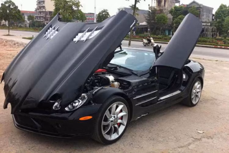 Nhiều người nghĩ đại gia Việt có Mercedes-Benz SLR McLaren Coupe nên mua thêm bản mui trần cho đủ bộ nhưng thực tế, siêu xe mui trần này của đại gia Trung Quốc.