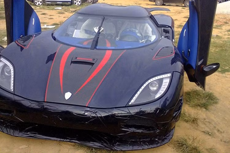 Trong cùng năm 2012, một bom tấn khác cũng ghé thăm Việt Nam nhưng lần này lại chọn cửa khẩu ở tỉnh Quảng Ninh, chiếc xe này là Koenigsegg Agera R BLT chỉ có độc nhất 1 xe trên toàn thế giới và chủ nhân là 1 thiếu gia Trung Quốc. 