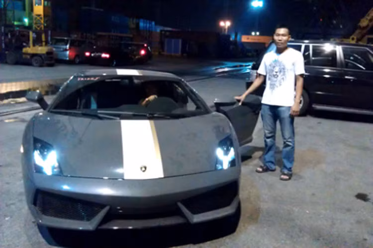 Trước khi đón siêu phẩm Ferrari Enzo, giới mê xe tại Hải Phòng từng có dịp ngắm siêu xe Lamborghini LP550-2 Valentino Balboni chỉ có 250 xe trên toàn thế giới trong lần ghé thăm cảng Chùa Vẽ.