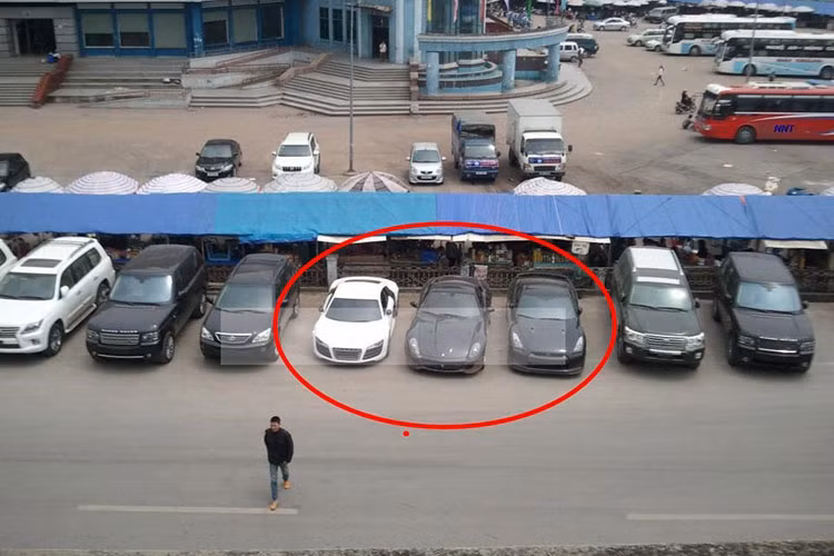 Đây là khung cảnh rất thường thấy tại Quảng Ninh trong năm 2012, bộ 3 siêu xe khoanh tròn là Audi R8 màu trắng và Ferarri 599 GTB cùng Nissan GTR màu tối. 