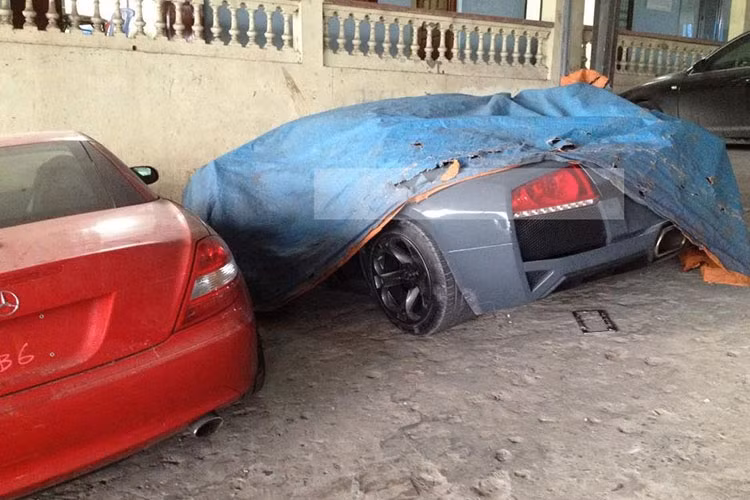 Tấm ảnh này từng lên rất nhiều trang tin về nước ngoài, họ không dám nghĩ một chiếc siêu xe tầm cỡ như Lamborghini Murcielago LP640 chỉ được che tạm bợ bằng 1 tấm bạt rách.
