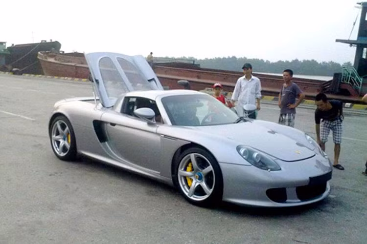 2012 là năm đỉnh cao của các siêu xe triệu đô về Việt Nam, trong ảnh là Porsche Carrera GT, mẫu xe có thể được xem là đàn anh của Porsche 918 Spyder sau này. Chỉ có 1.270 xe Carrera GT sản xuất trên toàn cầu và cùng với 918 Spyder, đây là 1 trong 2 siêu xe của Porsche đáng sở hữu nhất.
