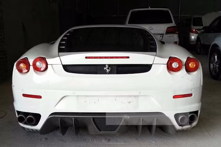 Siêu xe Ferrari F430 trong 1 bãi tập kết xe trước khi được tái xuất 