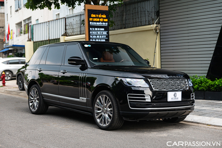 Mới đây, một chiếc Range Rover LWB Autobiography đời 2015 đã được chào bán trên sàn xe cũ gần 5 tỷ đồng - ngang với một chiếc Mercedes-Benz GLS 450 mới “đập hộp”. Cho dù tính đến nay đã khoảng 7 năm tuổi, chiếc SUV siêu sang đến từ Anh Quốc vẫn ở trong tình trạng khá mới.