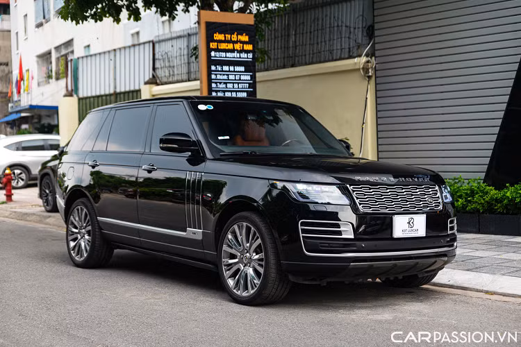 Mới đây, một chiếc Range Rover LWB Autobiography đời 2015 đã được chào bán trên sàn xe cũ gần 5 tỷ đồng - ngang với một chiếc Mercedes-Benz GLS 450 mới “đập hộp”. Cho dù tính đến nay đã khoảng 7 năm tuổi, chiếc SUV siêu sang đến từ Anh Quốc vẫn ở trong tình trạng khá mới.