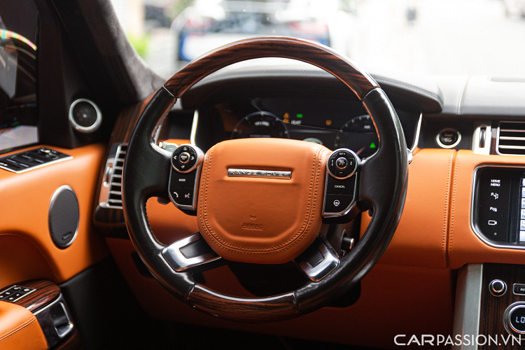 Ở bảng điều khiển phía trước, các thiết lập và tính năng dường như không có nhiều sự khác biệt so với những phiên bản thông thường khác. Xe cũng có bệ bước kích hoạt và thu gọn theo thao tác đóng mở cửa để người dùng có thể dễ dàng lên xuống. Vô lăng 4 chấu bọc da với nhiều phím bấm tích hợp, lẫy chuyển số kim loại sau vô lăng.