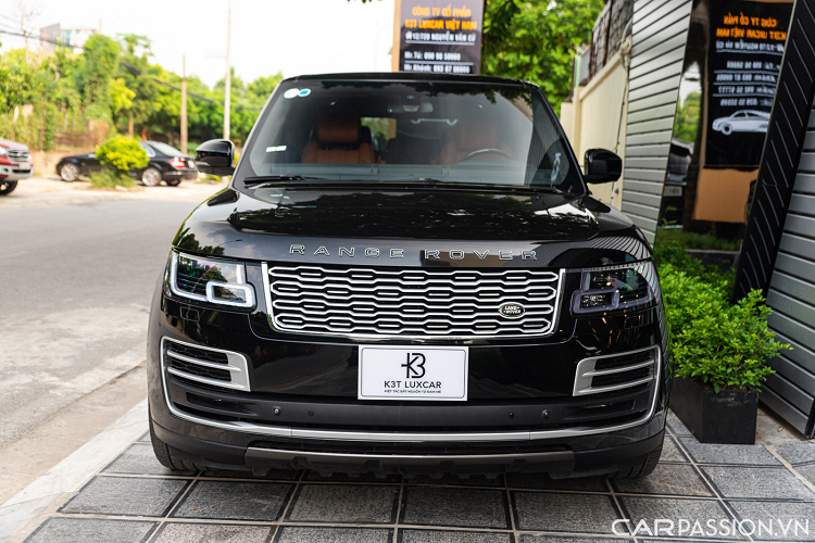 Chiếc xe Range Rover LWB Autobiography hạng sang này thuộc phiên bản trục cơ sở dài nên xe có thông số dài x rộng x cao lần lượt là 5.200 x 2.220 x 1.868 mm, trục cơ sở dài 3.120 mm, từ đây đem tới một không gian phía sau thoải mái, rộng rãi.