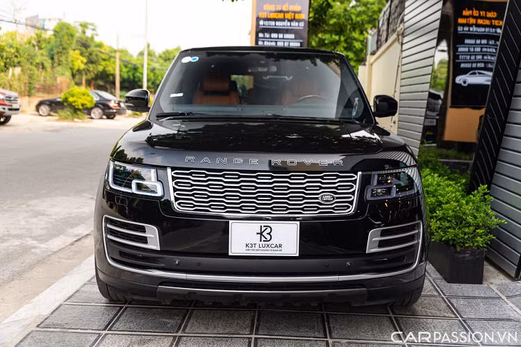 Chiếc xe Range Rover LWB Autobiography hạng sang này thuộc phiên bản trục cơ sở dài nên xe có thông số dài x rộng x cao lần lượt là 5.200 x 2.220 x 1.868 mm, trục cơ sở dài 3.120 mm, từ đây đem tới một không gian phía sau thoải mái, rộng rãi.
