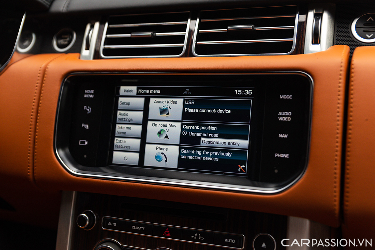 Ẩn sâu bên trong vô lăng là màn hình 12,3 inch hiển thị tốc độ và nhiều tiện ích của chiếc xe. Màn hình cảm ứng trung tâm hiển thị đầy đủ các chức năng cần thiết cũng như giải trí đa phương tiện, kết hợp cùng hệ thống âm thanh loa vòm Meridian với 29 loa, cho tổng công suất 1700W.