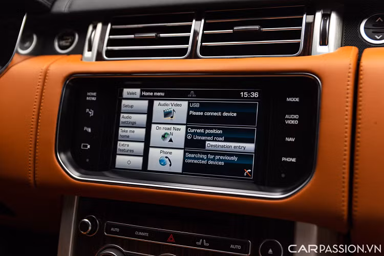 Ẩn sâu bên trong vô lăng là màn hình 12,3 inch hiển thị tốc độ và nhiều tiện ích của chiếc xe. Màn hình cảm ứng trung tâm hiển thị đầy đủ các chức năng cần thiết cũng như giải trí đa phương tiện, kết hợp cùng hệ thống âm thanh loa vòm Meridian với 29 loa, cho tổng công suất 1700W.