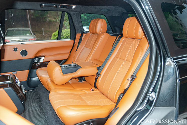 Nội thất xe là dạng 5 chỗ được bọc da cao cấp. Chất liệu da trên mẫu xe 7 năm tuổi vẫn còn như mới dù đã xuất hiện một vài nếp nhăn theo thời gian. Hàng ghế sau có khoảng để chân rộng rãi cho hành khách,. Màn hình cảm ứng 10,2 inch cho mỗi ghế, đi kèm với hệ thống điều hòa 4 vùng độc lập.