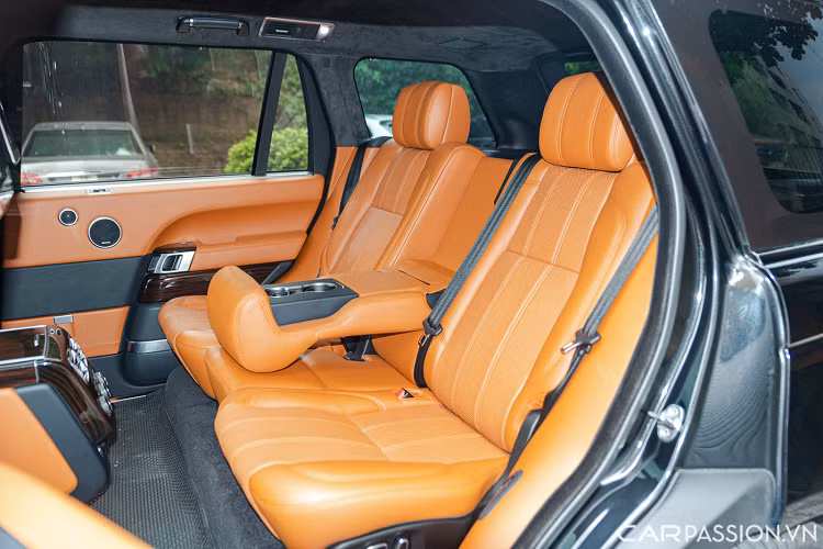 Nội thất xe là dạng 5 chỗ được bọc da cao cấp. Chất liệu da trên mẫu xe 7 năm tuổi vẫn còn như mới dù đã xuất hiện một vài nếp nhăn theo thời gian. Hàng ghế sau có khoảng để chân rộng rãi cho hành khách,. Màn hình cảm ứng 10,2 inch cho mỗi ghế, đi kèm với hệ thống điều hòa 4 vùng độc lập.