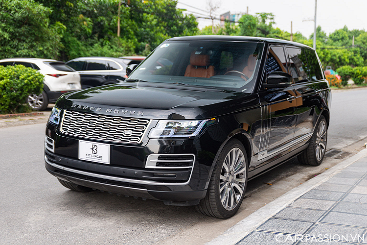 Với sức mạnh này, chiếc SUV siêu sang có thể tăng tốc từ 0-100 km/h chỉ trong vòng 5,4 giây và có thể đạt vận tốc tối đa lên tới 250 km/h. Hệ thống dẫn động 4 bánh toàn thời gian và kiểm soát địa hình Terrain Response danh tiếng của Land Rover Hiện tại, chiếc xe này đang được rao bán với mức giá khoảng 5 tỷ đồng tại Hà Nội.