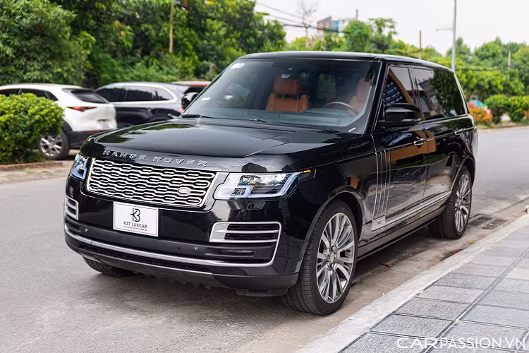 Với sức mạnh này, chiếc SUV siêu sang có thể tăng tốc từ 0-100 km/h chỉ trong vòng 5,4 giây và có thể đạt vận tốc tối đa lên tới 250 km/h. Hệ thống dẫn động 4 bánh toàn thời gian và kiểm soát địa hình Terrain Response danh tiếng của Land Rover Hiện tại, chiếc xe này đang được rao bán với mức giá khoảng 5 tỷ đồng tại Hà Nội.