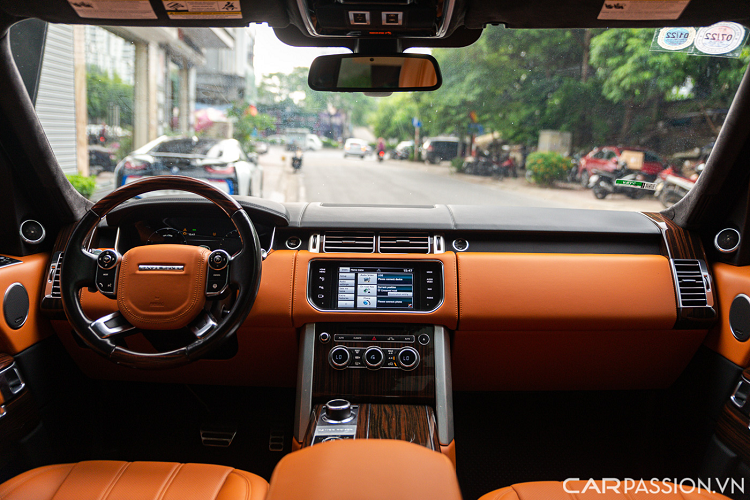 Khoang nội thất của xe được trang trí với hai màu da chính bao gồm màu nâu da bò Brogue cho các phần ghế ngồi, bụng cửa cùng phần dưới bảng táp lô. Những chi tiết khác quanh khoang nội thất xe được bọc chất liệu da màu đen sang trọng. Kết hợp với những chi tiết bọc da cao cấp chính là loạt chi tiết ốp gỗ sang trọng.