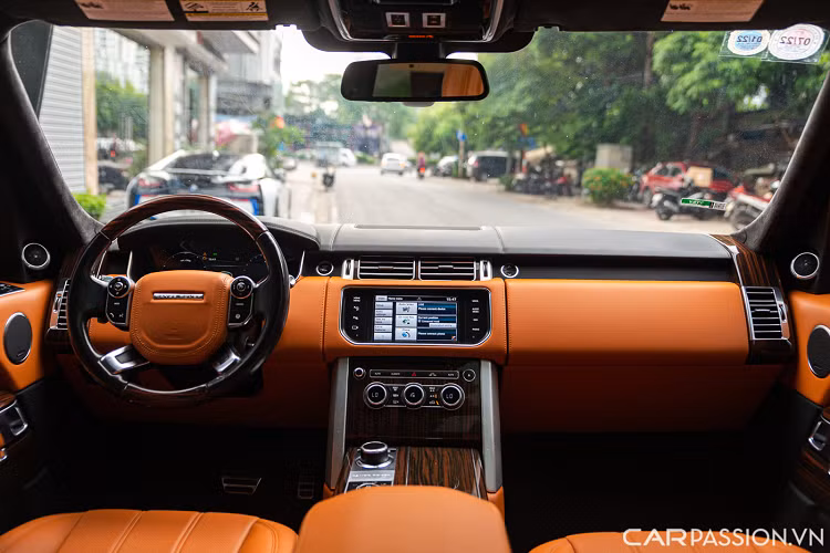 Khoang nội thất của xe được trang trí với hai màu da chính bao gồm màu nâu da bò Brogue cho các phần ghế ngồi, bụng cửa cùng phần dưới bảng táp lô. Những chi tiết khác quanh khoang nội thất xe được bọc chất liệu da màu đen sang trọng. Kết hợp với những chi tiết bọc da cao cấp chính là loạt chi tiết ốp gỗ sang trọng.