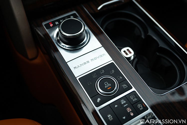 Range Rover sở hữu nhiều hệ thống an toàn như: hệ thống chống bó cứng phanh ABS, phân bổ lực phanh điện tử EBD, cân bằng điện tử DSC, tay lái trợ lực điện tử EPAS, điều khiển lực kéo điện tử ETC, hỗ trợ phanh khẩn cấp/xuống dốc EBA và HDC.