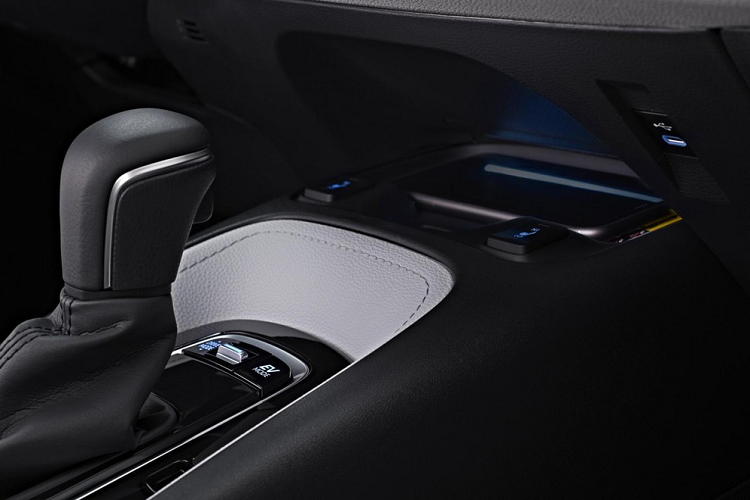 Điểm nhấn tiếp theo của Toyota Corolla 2023 dành cho thị trường châu Âu chính là Toyota T-Mate - sự kết hợp giữa gói công nghệ an toàn Toyota Safety Sense và các hệ thống hỗ trợ lái cũng như hỗ trợ đỗ xe chủ động bổ sung. Cụ thể, xe có hệ thống Acceleration Suppression giúp ngăn ngừa tai nạn do đạp nhầm chân ga hoặc cố tình đạp mạnh vào chân ga.