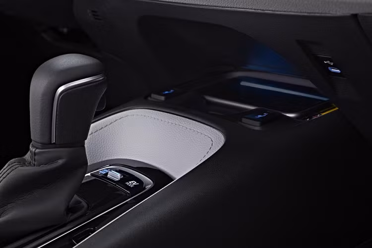 Điểm nhấn tiếp theo của Toyota Corolla 2023 dành cho thị trường châu Âu chính là Toyota T-Mate - sự kết hợp giữa gói công nghệ an toàn Toyota Safety Sense và các hệ thống hỗ trợ lái cũng như hỗ trợ đỗ xe chủ động bổ sung. Cụ thể, xe có hệ thống Acceleration Suppression giúp ngăn ngừa tai nạn do đạp nhầm chân ga hoặc cố tình đạp mạnh vào chân ga.