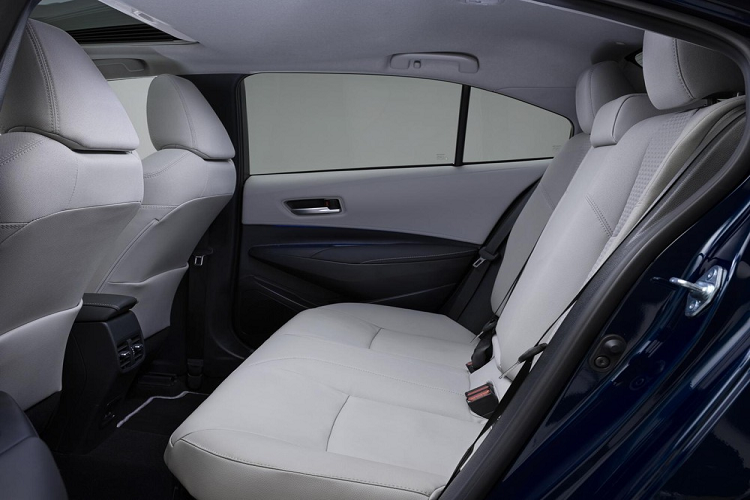 Tiếp đến là hệ thống hỗ trợ tránh va chạm khi quay đầu ở giao lộ, hỗ trợ đánh lái khẩn cấp, tránh va chạm bên sườn và giảm tốc độ khi vào cua. Đó là còn chưa kể đến hệ thống cảnh báo va chạm khi mở cửa và cảnh báo còn hành khách trên ghế sau.