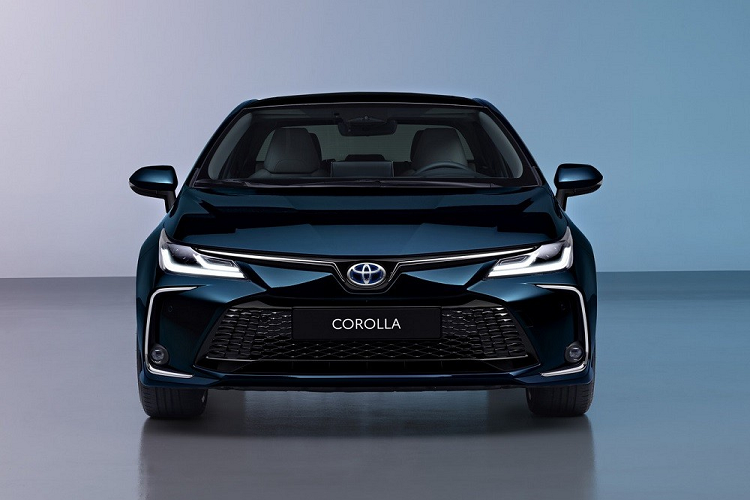 Ở phiên bản 2023, Toyota Corolla dành cho châu Âu được cải tiến nhẹ phần đầu xe. Tại đây, mẫu xe này được bổ sung lưới tản nhiệt với lưới mắt cáo màu đen bóng mới. Ngay cả viền hình chữ "C" ở hốc đèn sương mù trước và vành la-zăng của xe cũng đã được làm mới thiết kế.