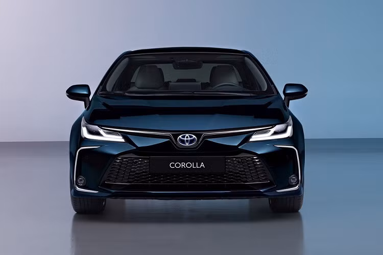 Ở phiên bản 2023, Toyota Corolla dành cho châu Âu được cải tiến nhẹ phần đầu xe. Tại đây, mẫu xe này được bổ sung lưới tản nhiệt với lưới mắt cáo màu đen bóng mới. Ngay cả viền hình chữ "C" ở hốc đèn sương mù trước và vành la-zăng của xe cũng đã được làm mới thiết kế.