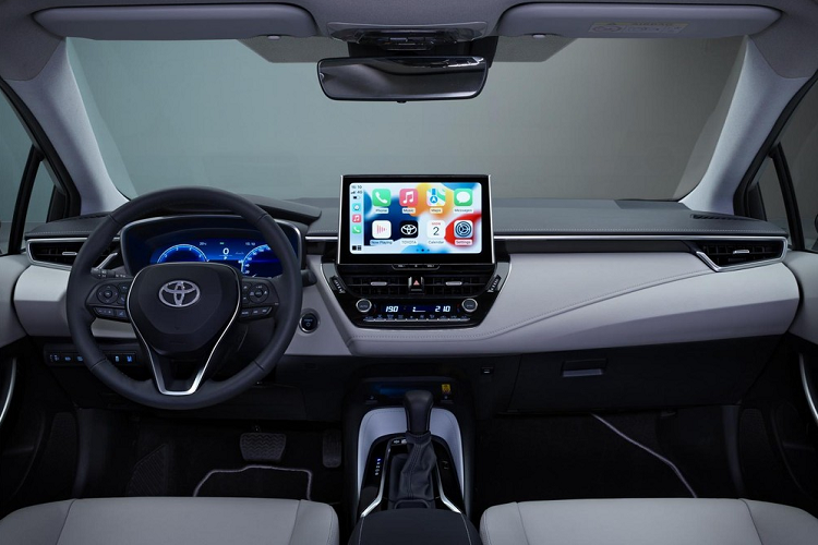 Chưa dừng ở đó, Toyota Corolla 2023 còn có thêm công nghệ ra lệnh bằng giọng nói để chỉnh những tính năng của xe hoặc hệ thống đa phương tiện như đóng/mở kính cửa sổ. Ứng dụng MyT trên điện thoại thông minh cũng cho phép người dùng có thể khóa/mở cửa, bật/tắt điều hòa và đèn hoặc tìm vị trí của xe từ xa.