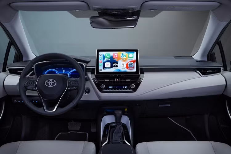 Chưa dừng ở đó, Toyota Corolla 2023 còn có thêm công nghệ ra lệnh bằng giọng nói để chỉnh những tính năng của xe hoặc hệ thống đa phương tiện như đóng/mở kính cửa sổ. Ứng dụng MyT trên điện thoại thông minh cũng cho phép người dùng có thể khóa/mở cửa, bật/tắt điều hòa và đèn hoặc tìm vị trí của xe từ xa.