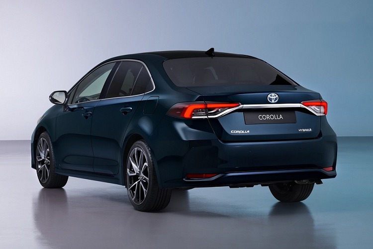 Nằm bên dưới nắp ca-pô của Toyota Corolla 2023 ở thị trường châu Âu là 2 tùy chọn động cơ nâng cấp với công suất tối đa lớn hơn trước. Đầu tiên là hệ truyền động hybrid bao gồm máy xăng 1.8L, tạo ra công suất tối đa 138 mã lực. Thứ hai là hệ truyền động hybrid với máy xăng 2.0L, cho công suất tối đa tăng lên 193 mã lực.