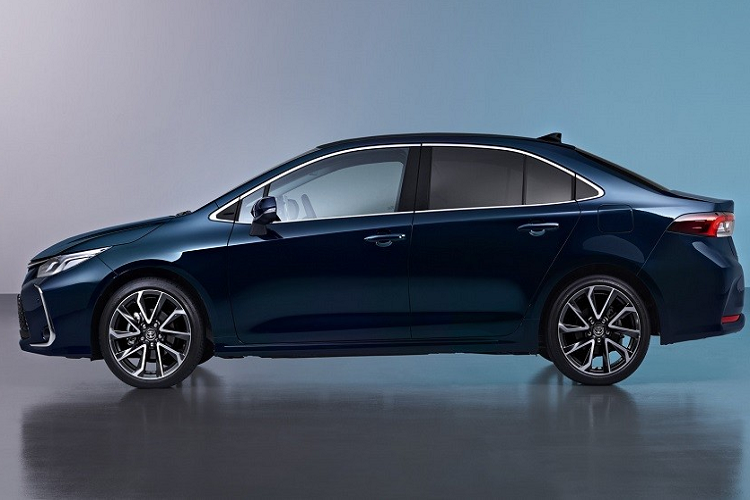 Bên cạnh đó là chất liệu bọc ghế cũng như những chi tiết ốp trang trí mang chủ đề "sự hài hòa giữa ánh sáng và bóng tối". Theo hãng Toyota, ý tưởng thiết kế này giúp nội thất của xe trông thanh lịch hơn.