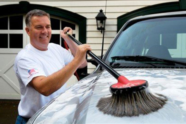 Tac hai cua viec dung nuoc rua chen de rua xe oto