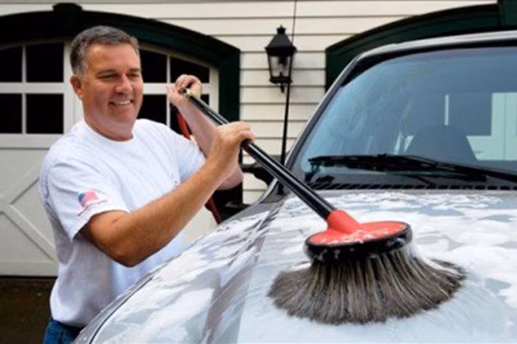 Tac hai cua viec dung nuoc rua chen de rua xe oto