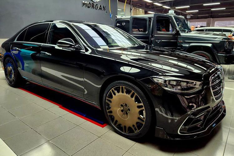 Chiếc xe Brabus B50 sắp được trưng bày tại triển lãm Vietnam Motor Show 2022 có ngoại thất sơn màu đen với điểm nhấn nhiều chi tiết mạ crôm và đắt giá nhất chính là việc dàn chân Brabus Monoblock M Platinum có kích thước 21 inch của xe được sơn màu đồng.